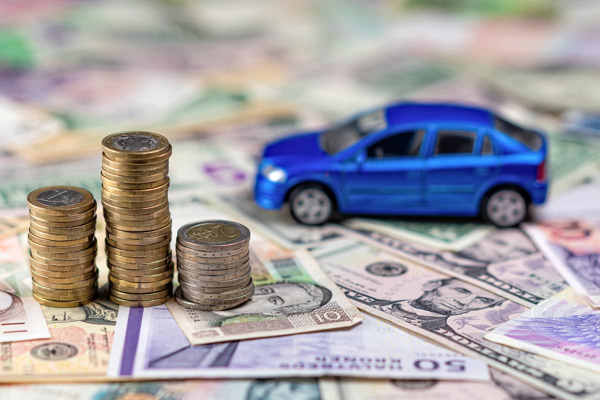 Pièces de monnaie et voiture miniature